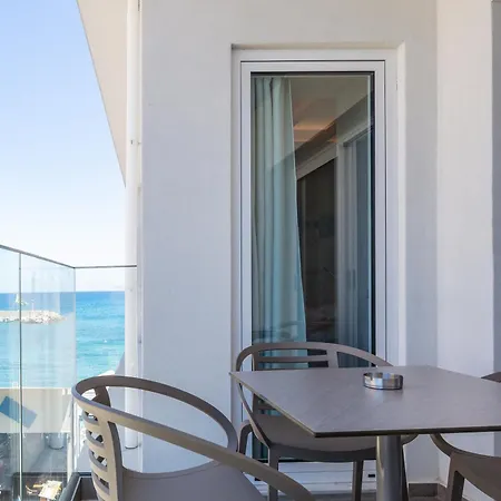 Skipper Beachfront Suites Hersonissos  Pokoj fotografie